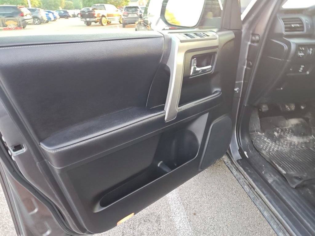 Used 2017 Toyota 4Runner SR5 AWD/4WD image 7