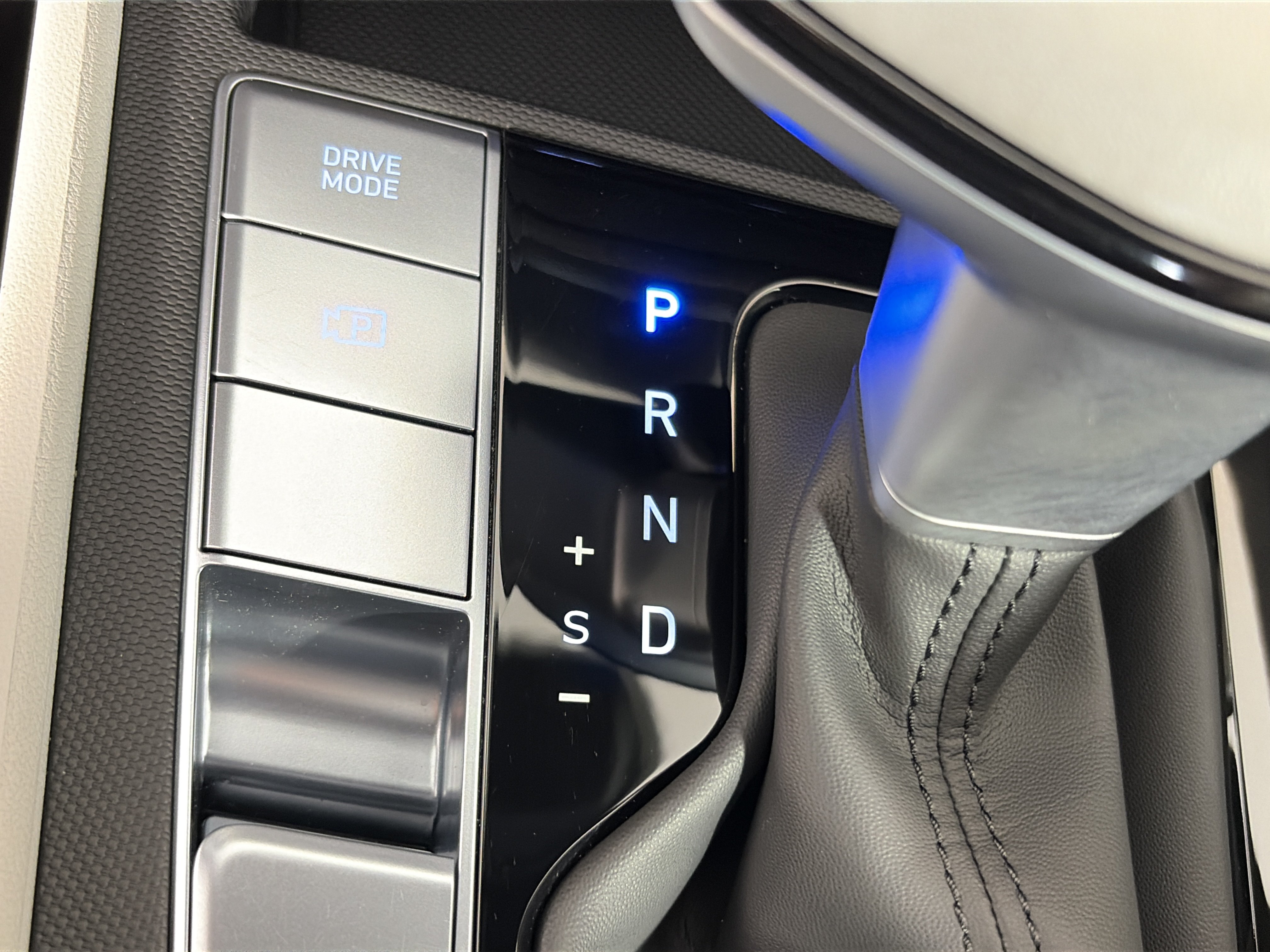 New 2025 Hyundai Elantra Limited FWD image 33