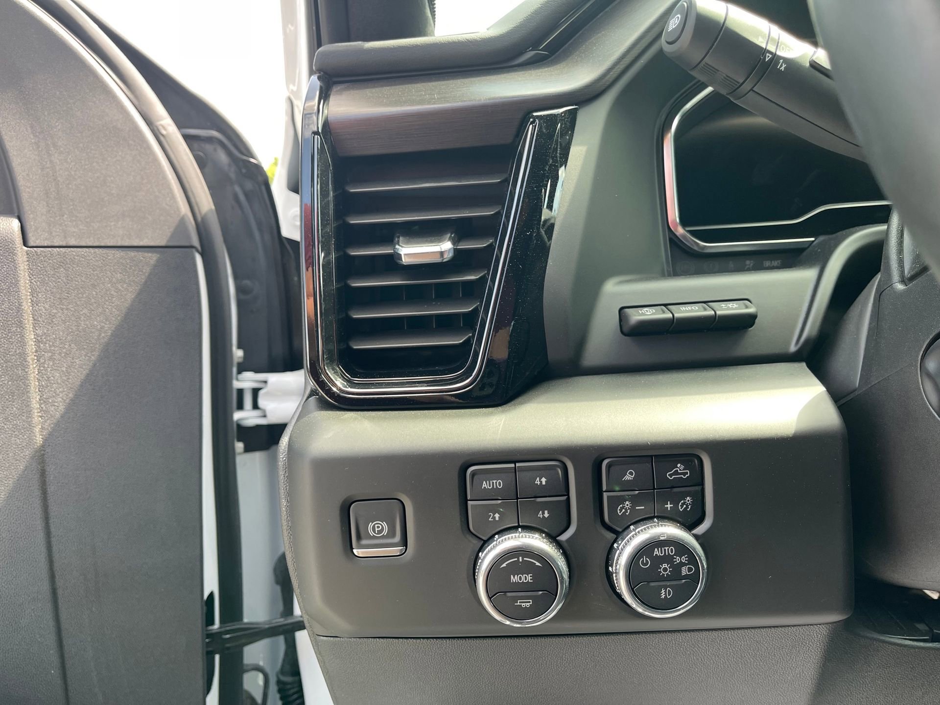 Used 2025 GMC Sierra 1500 AT4X image 15