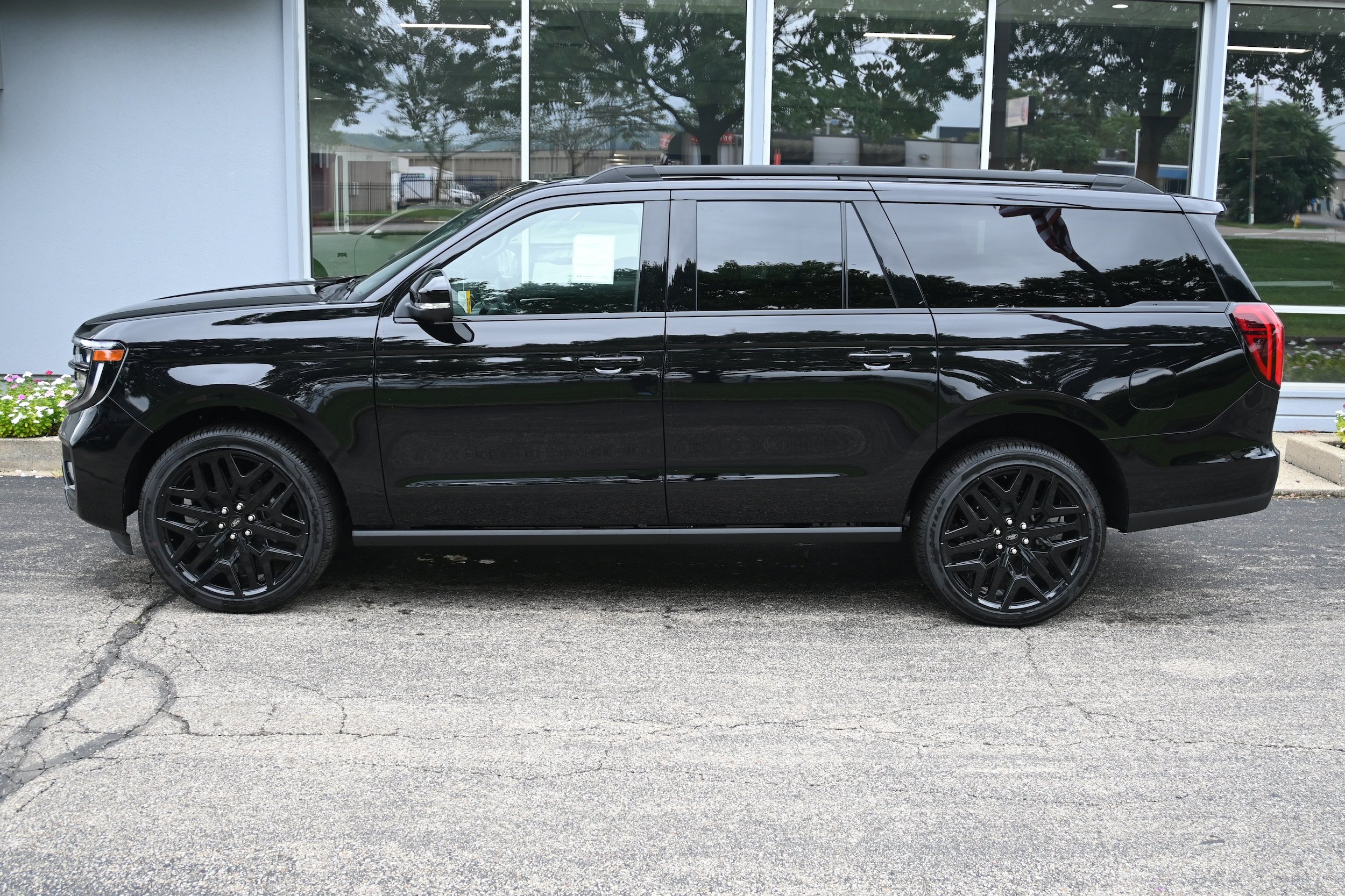New 2027 Ford Expedition Max Platinum w/ Stealth Performance Package AWD/4WD image 2