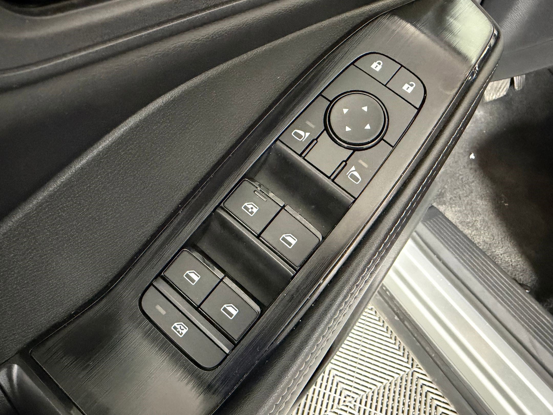 Used 2025 Nissan Rogue SV image 10