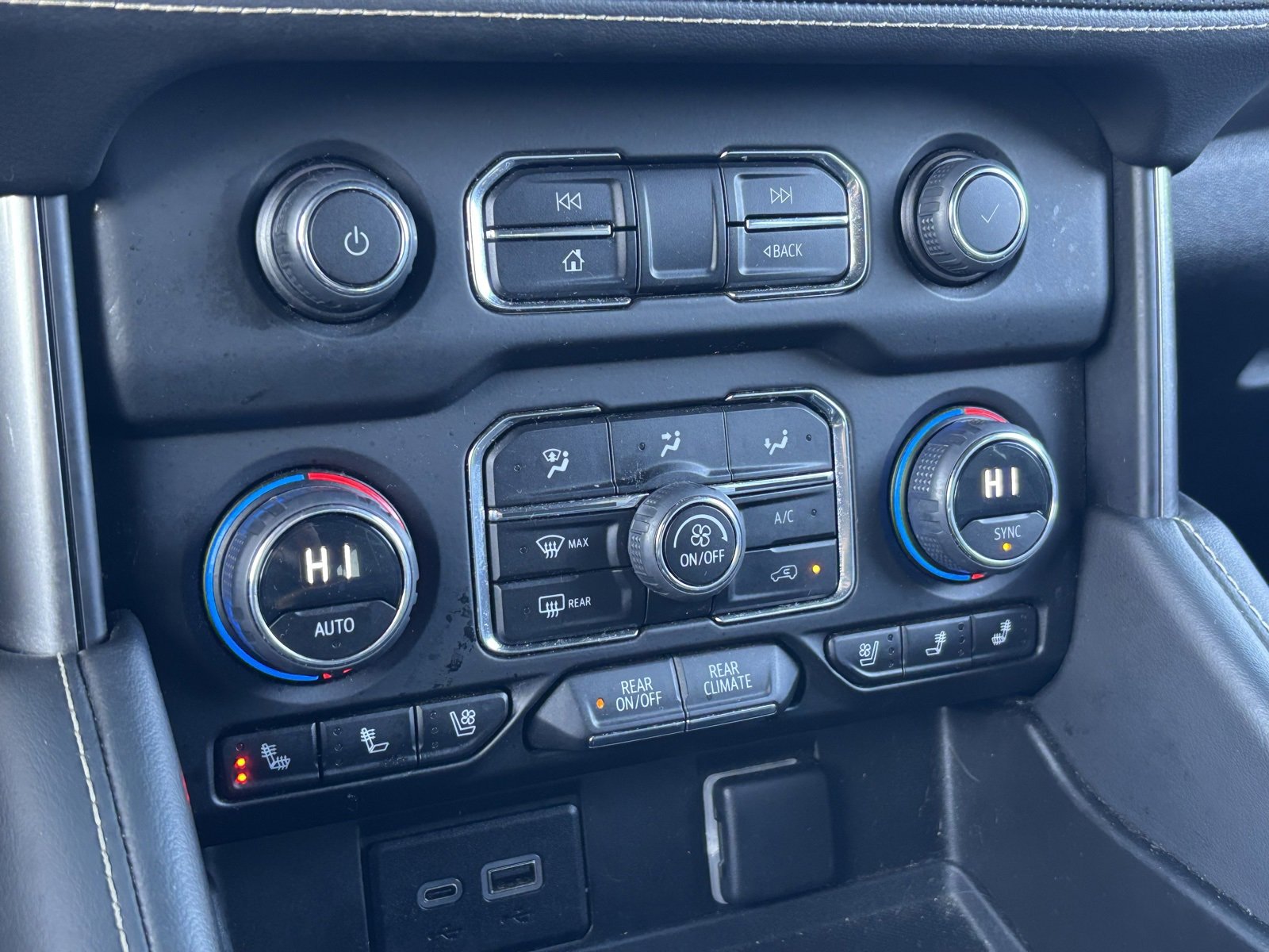 Used 2023 Chevrolet Suburban Premier image 8