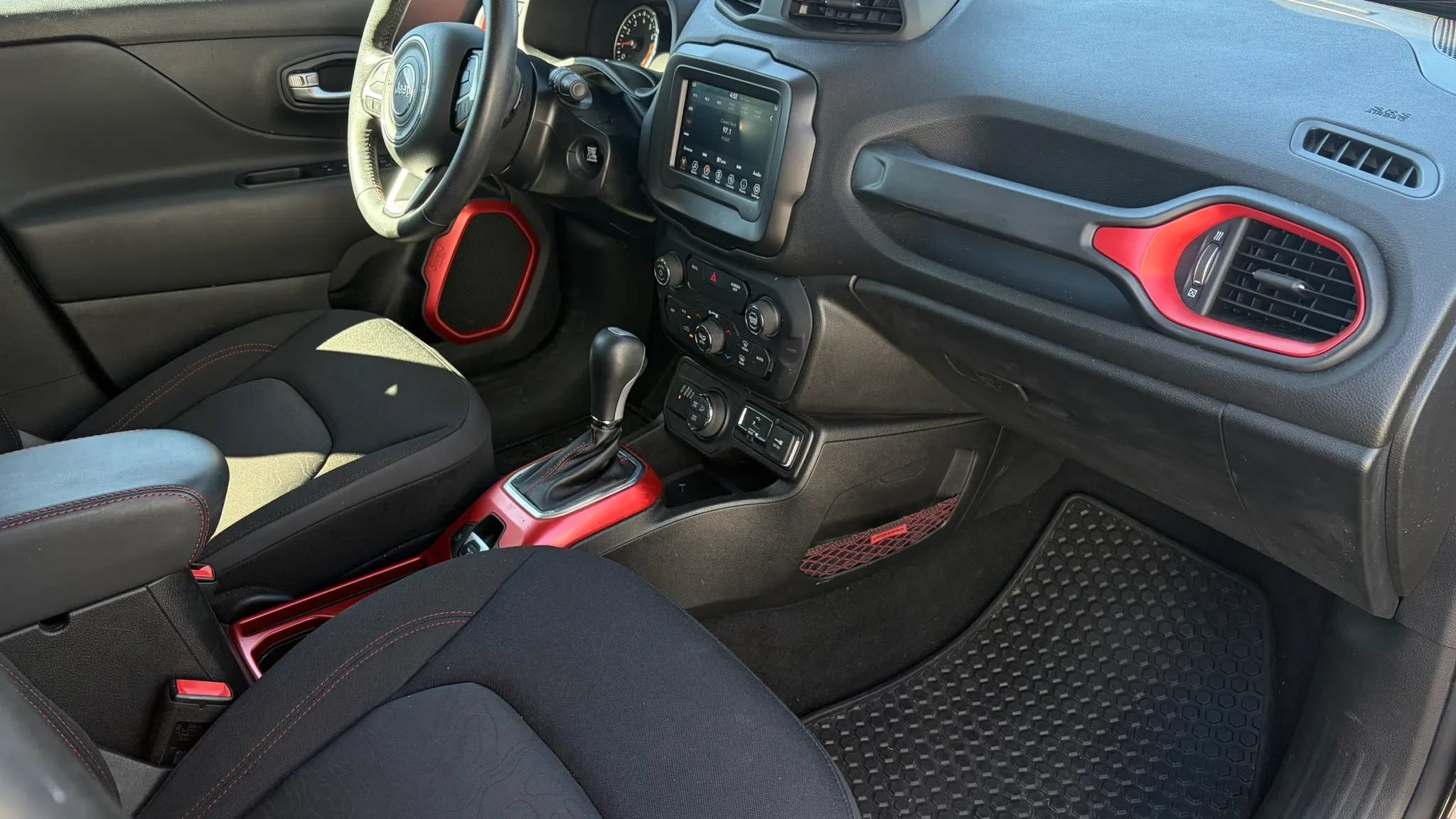 Used 2019 Jeep Renegade Trailhawk w/ Cold Weather Group II AWD/4WD image 14