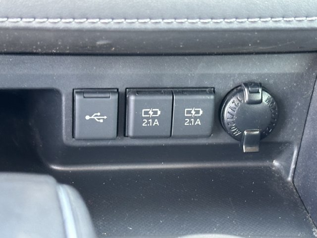Used 2021 Toyota Highlander XLE AWD/4WD image 21