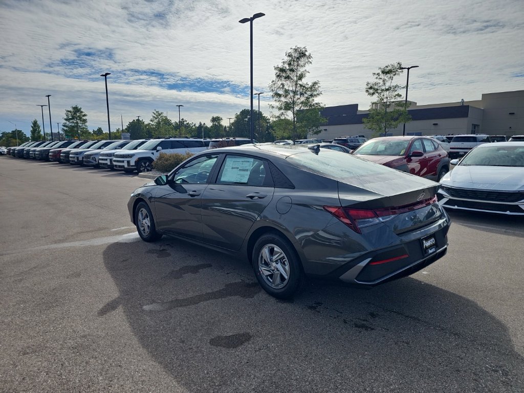 New 2026 Hyundai Elantra SE FWD image 3