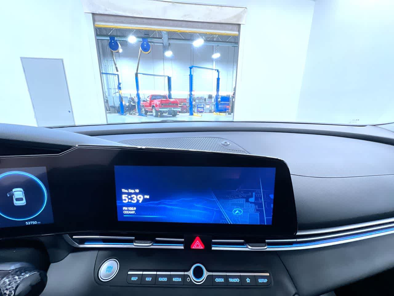 Used 2025 Hyundai Elantra SEL FWD image 24