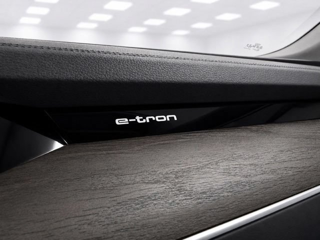 Used 2021 Audi e-tron Premium AWD/4WD image 24