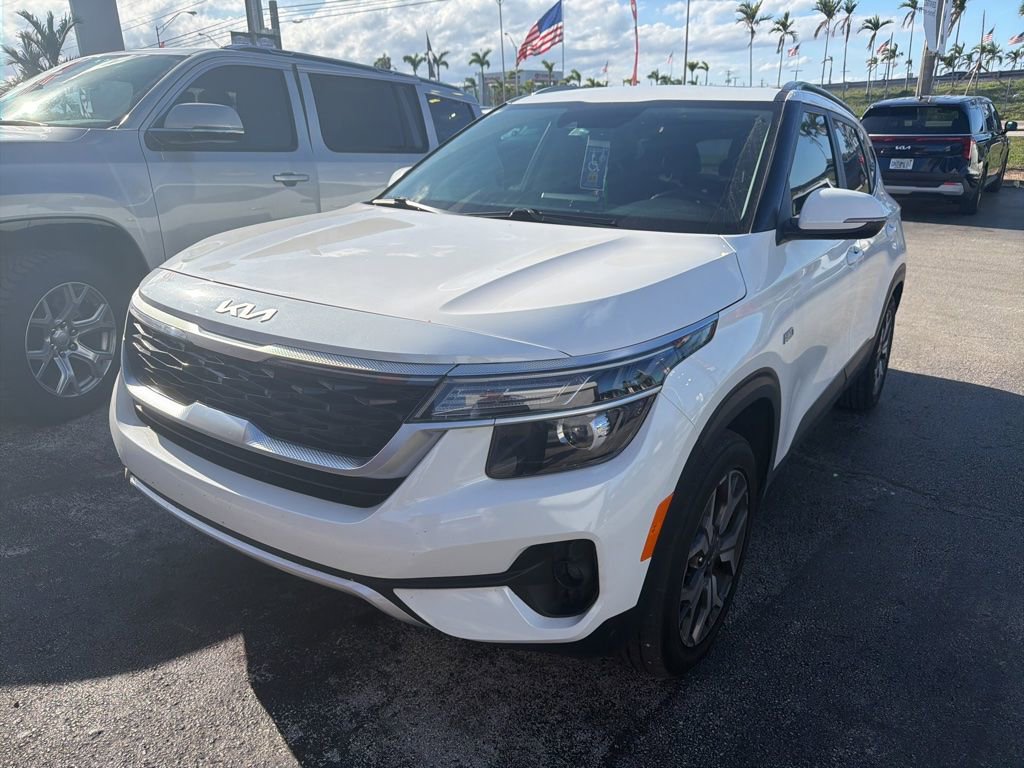 Used 2023 Kia Seltos EX image 2