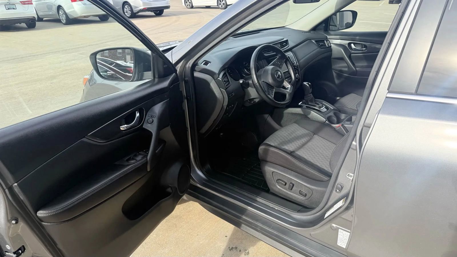 Used 2020 Nissan Rogue SV image 8