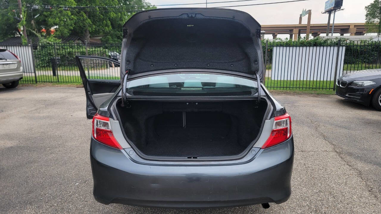 Used 2013 Toyota Camry LE FWD image 27