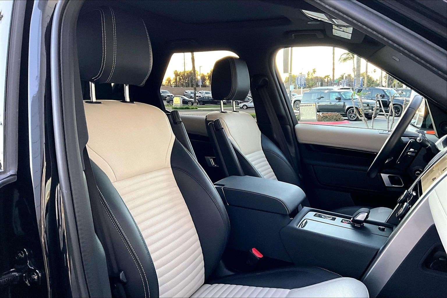 Used 2023 Land Rover Discovery S R-Dynamic image 7