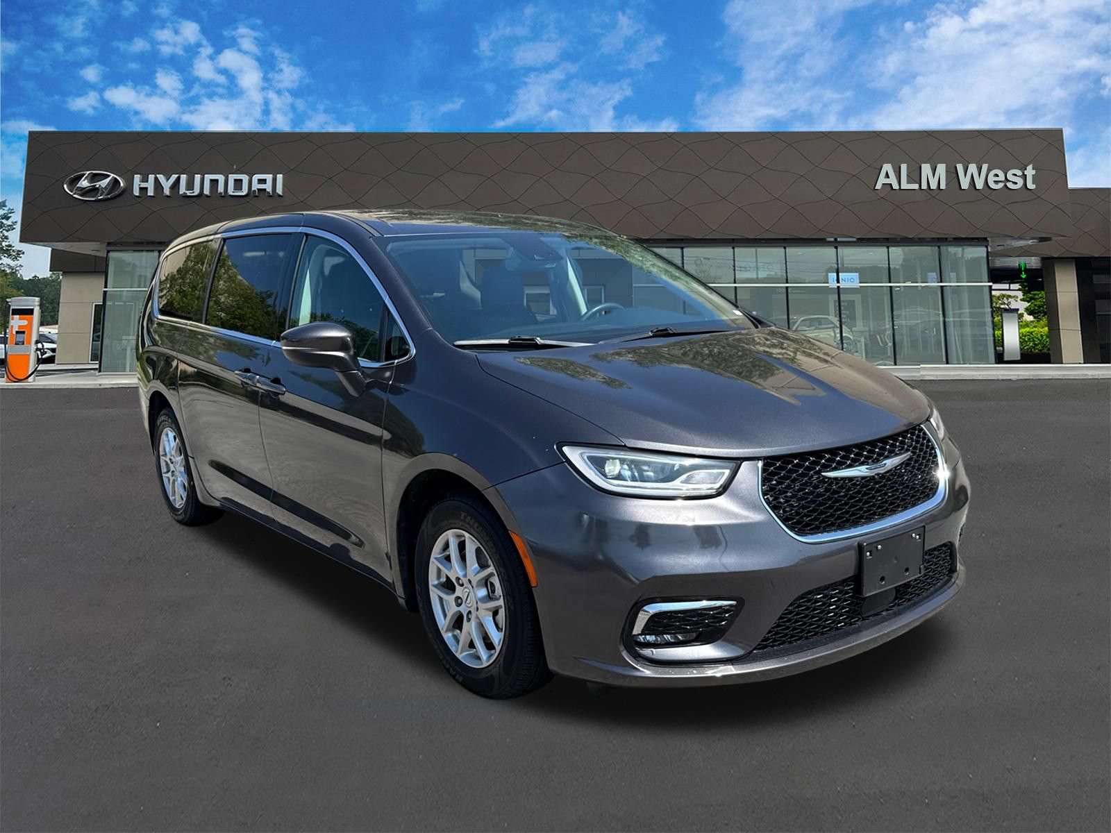 Used 2023 Chrysler Pacifica Touring-L FWD image 3