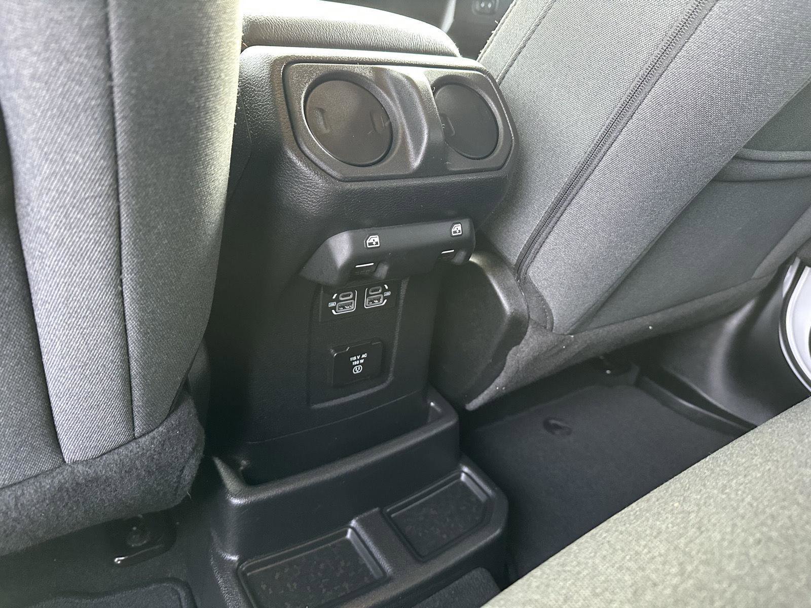 Used 2025 Jeep Wrangler Sahara image 14