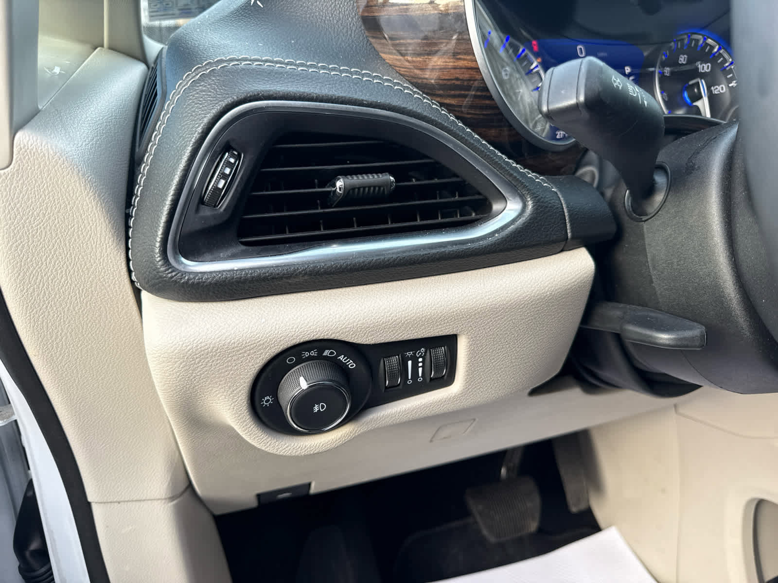 Used 2024 Chrysler Pacifica Limited image 14