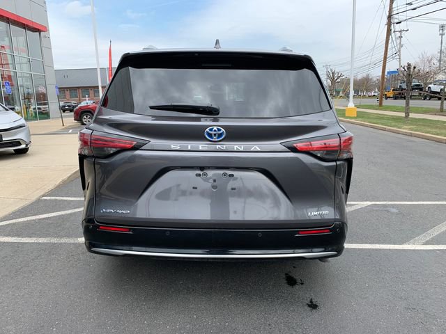 Used 2025 Toyota Sienna Limited image 4