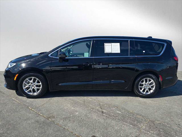 Used 2024 Chrysler Pacifica Touring-L FWD image 6