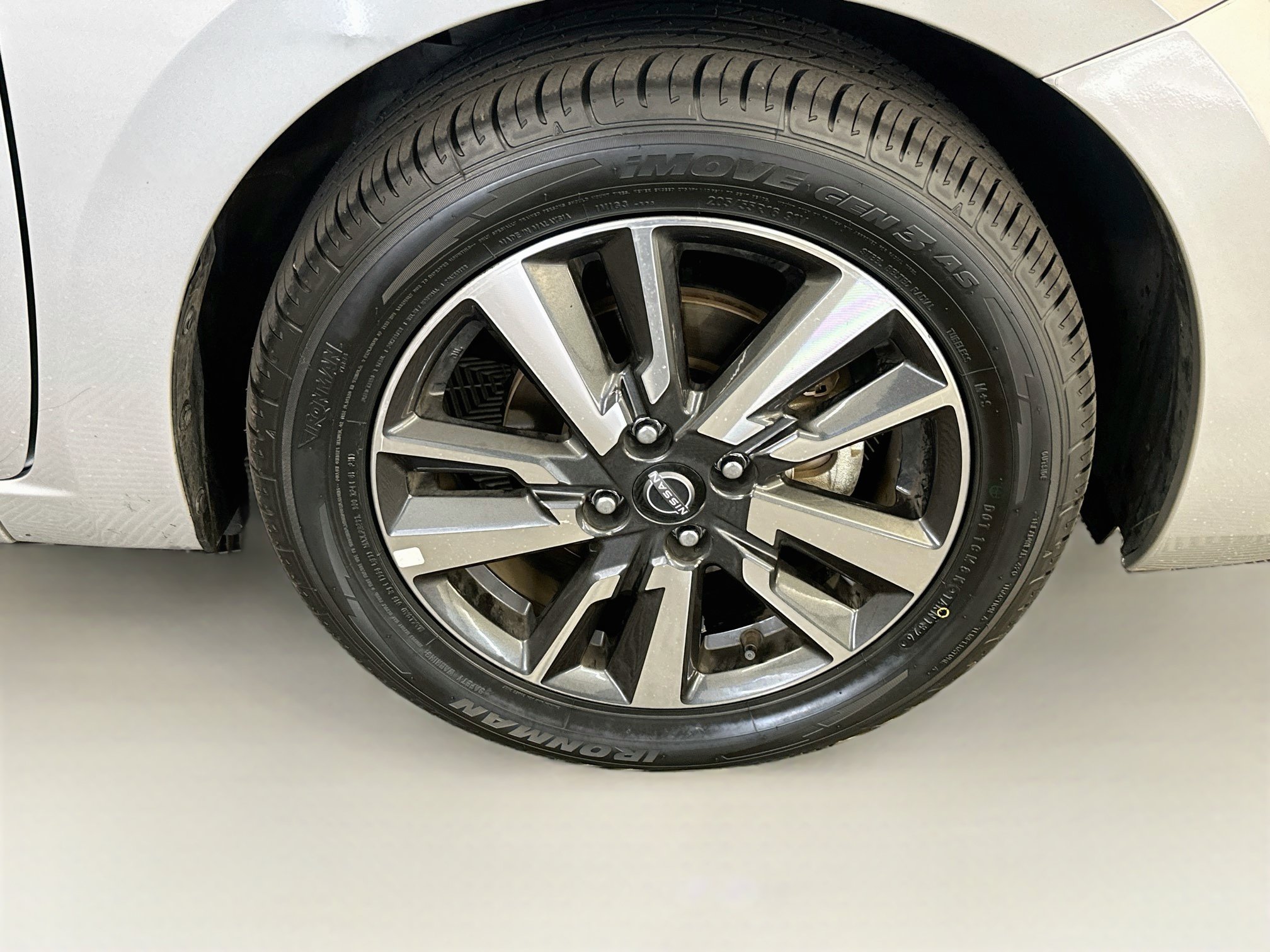 Used 2024 Nissan Versa SV FWD image 11