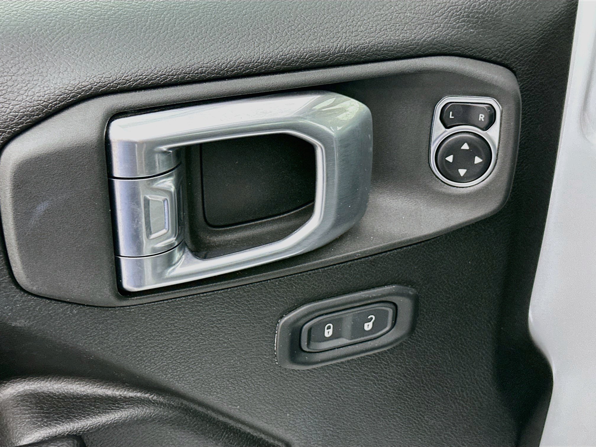 Used 2024 Jeep Wrangler Unlimited AWD/4WD image 15