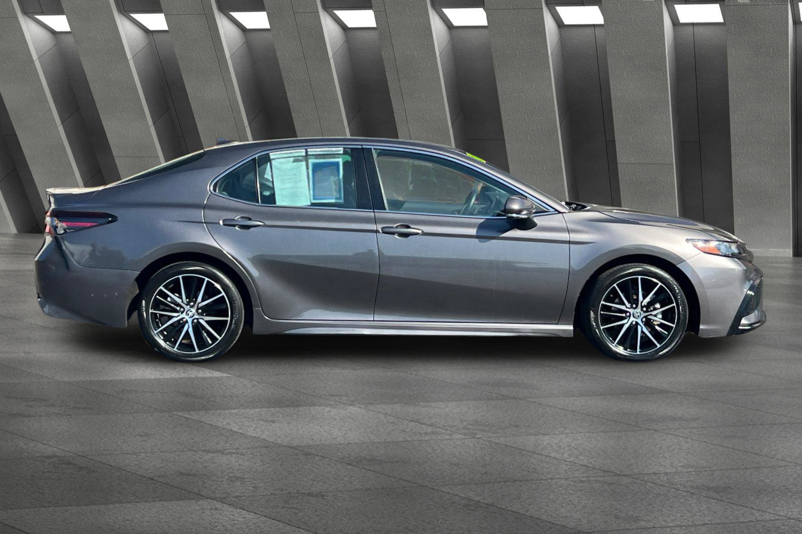 Used 2024 Toyota Camry SE image 3