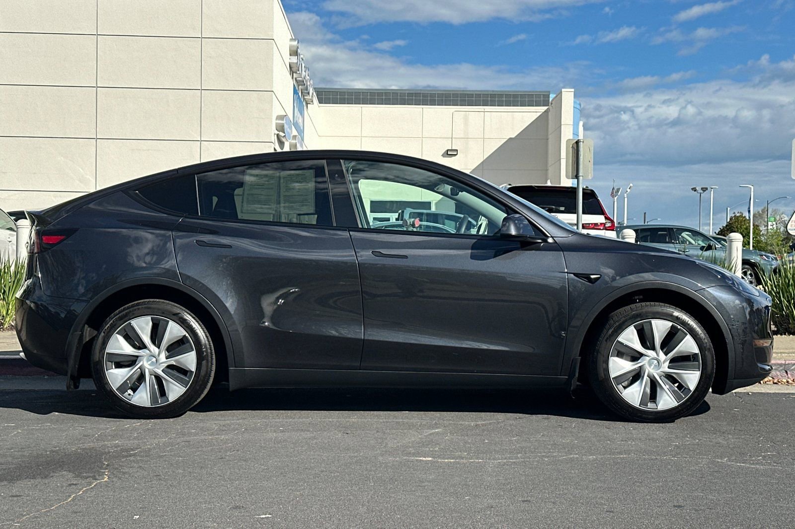 Used 2024 Tesla Model Y Long Range image 2