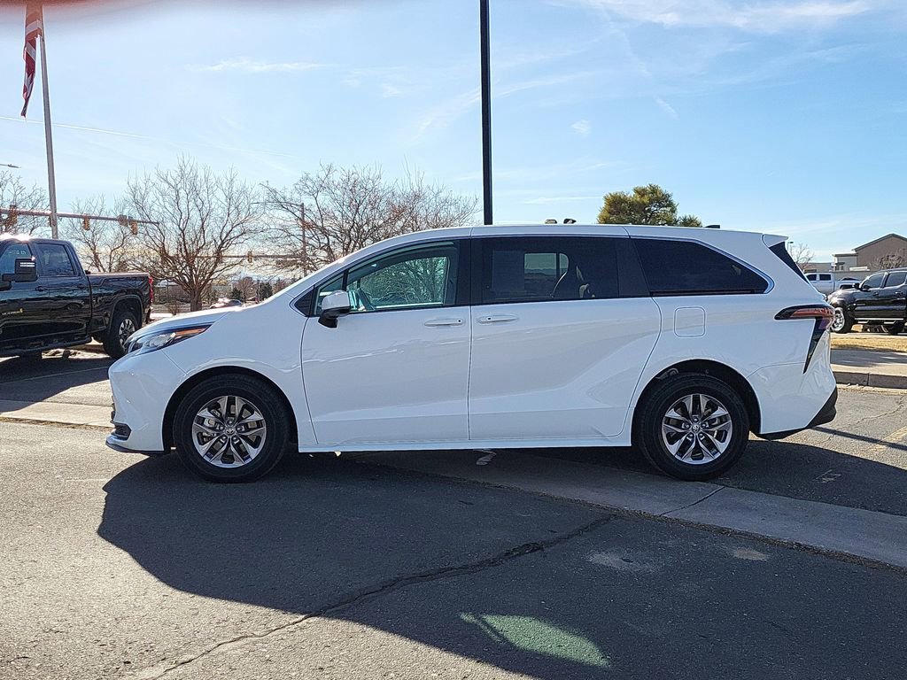 Used 2023 Toyota Sienna LE image 7