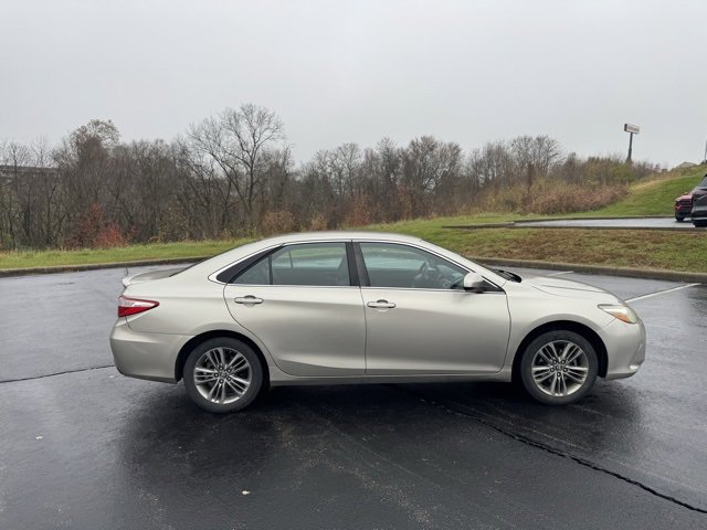 Used 2016 Toyota Camry SE image 2