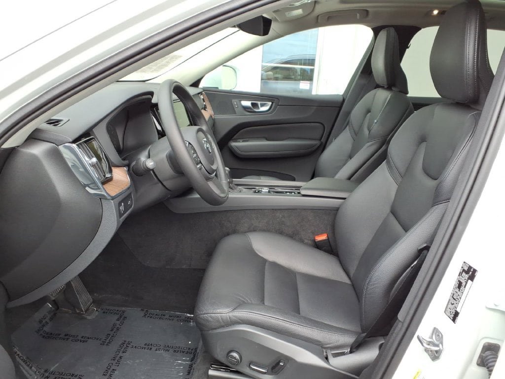 Used 2021 Volvo XC60 T5 Momentum w/ Climate Package AWD/4WD image 7