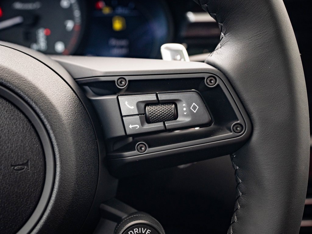 Certified 2025 Porsche Macan Turbo image 27