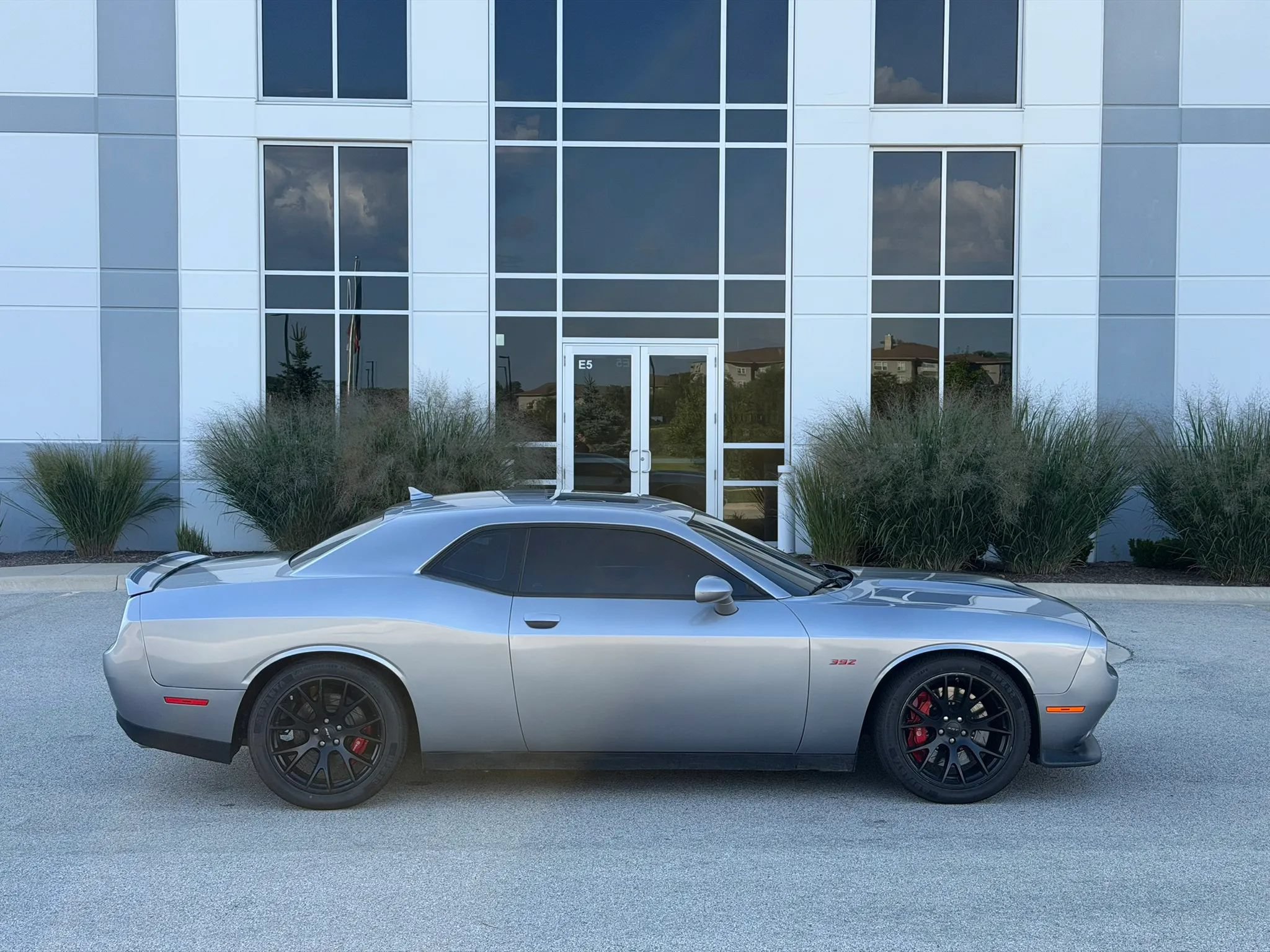 Used 2015 Dodge Challenger SRT RWD image 4