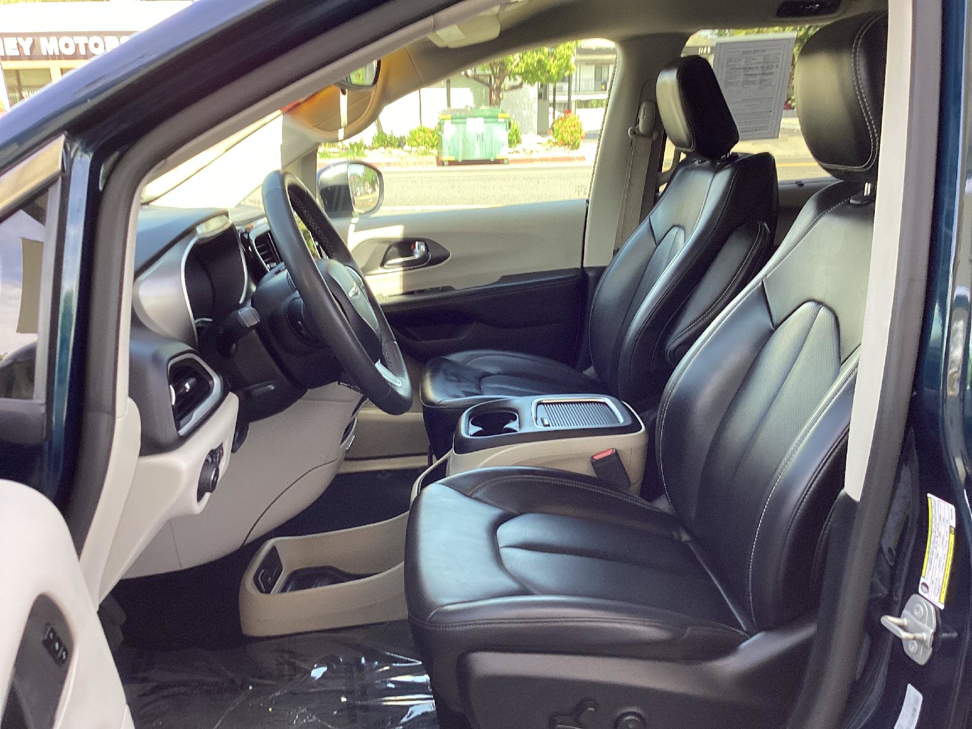 Used 2023 Chrysler Pacifica Touring-L FWD image 10