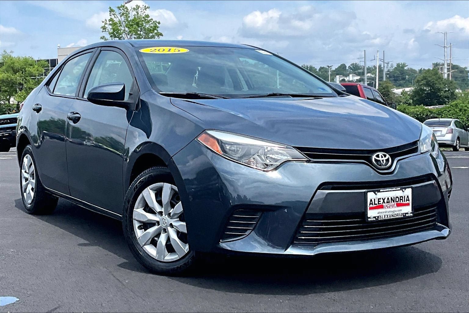 Used 2015 Toyota Corolla LE FWD image 2