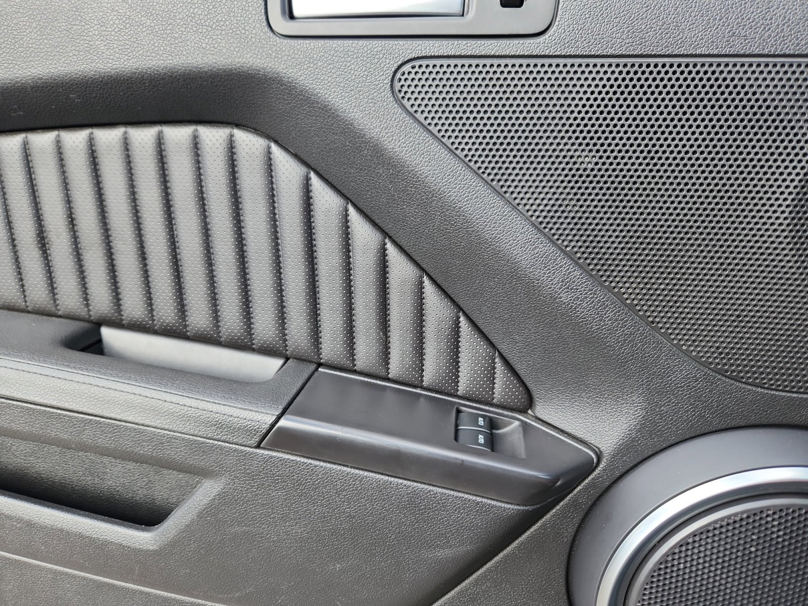 Used 2011 Ford Mustang Shelby GT500 w/ SVT Performance Pkg image 14