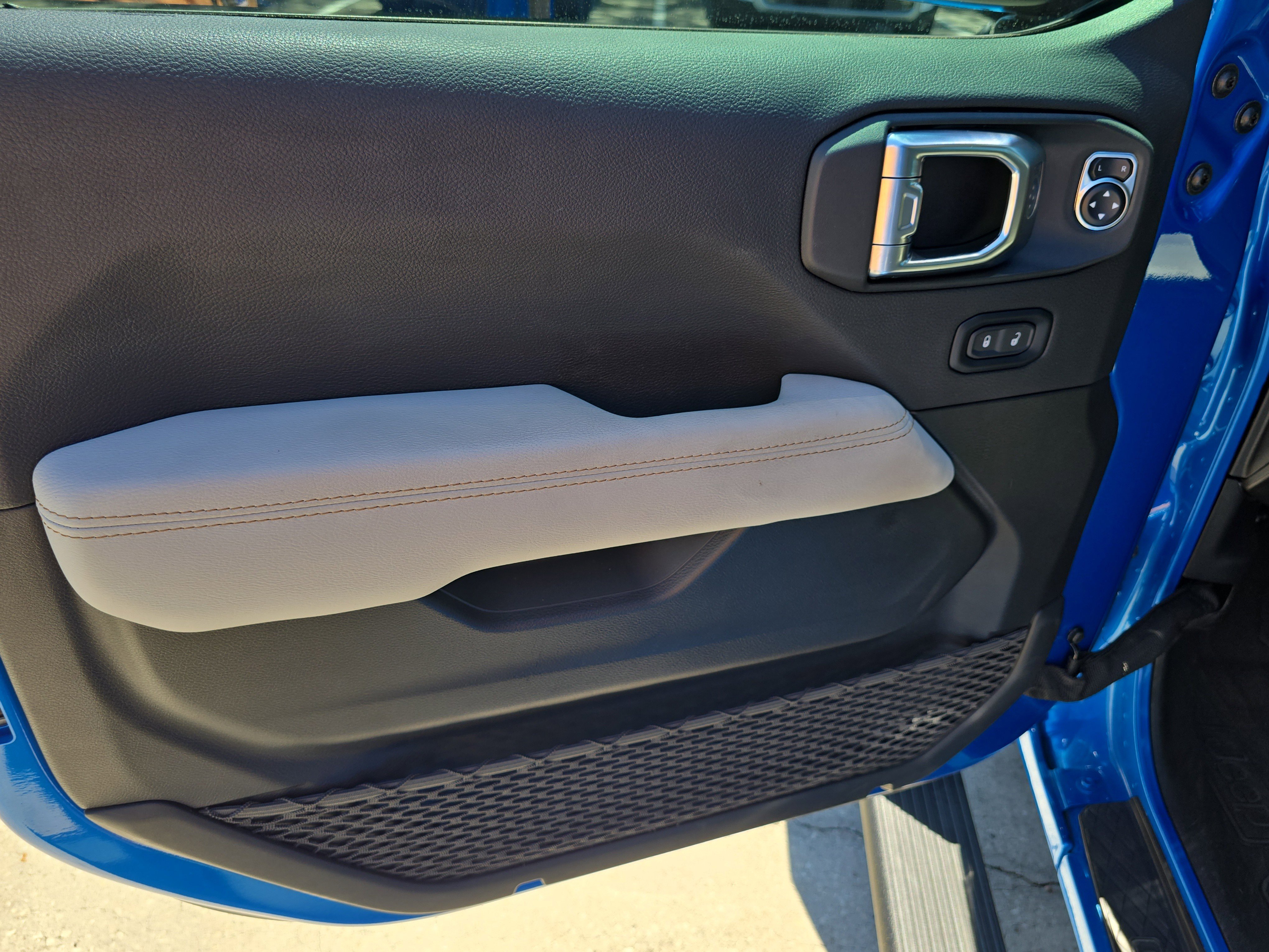 Used 2023 Jeep Gladiator Overland image 17