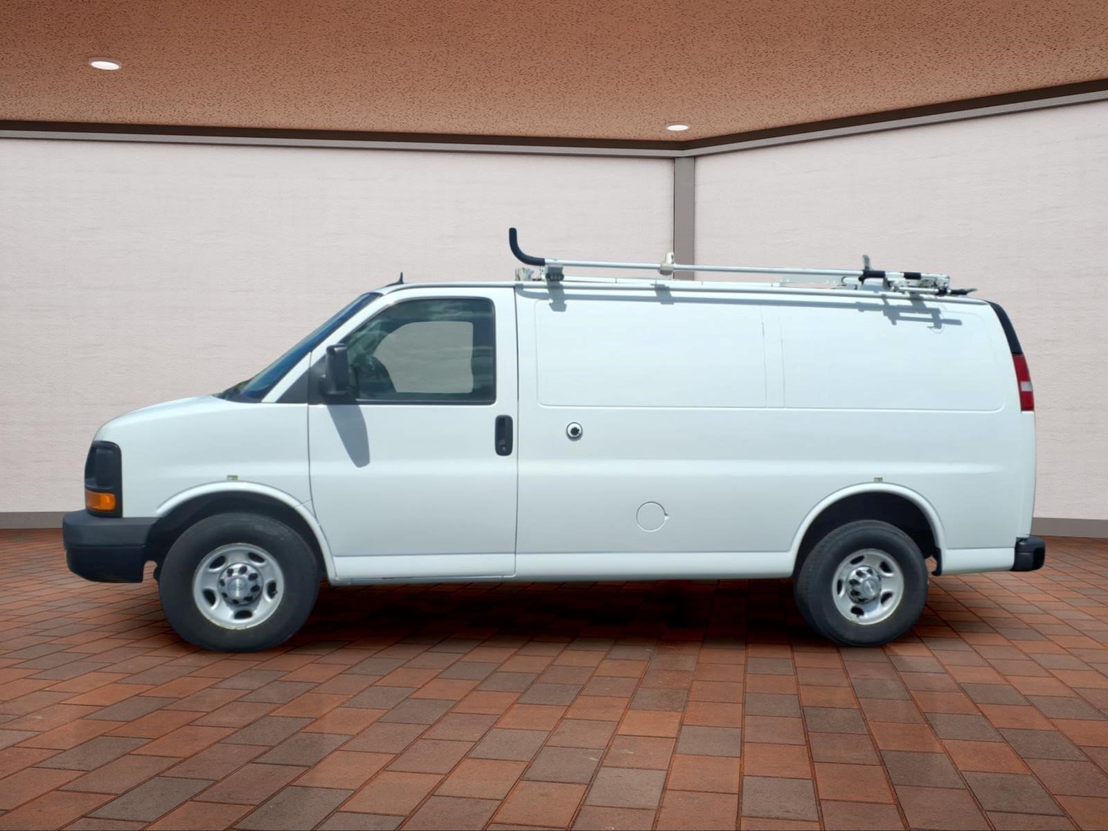 Used 2015 Chevrolet Express 2500 RWD image 5