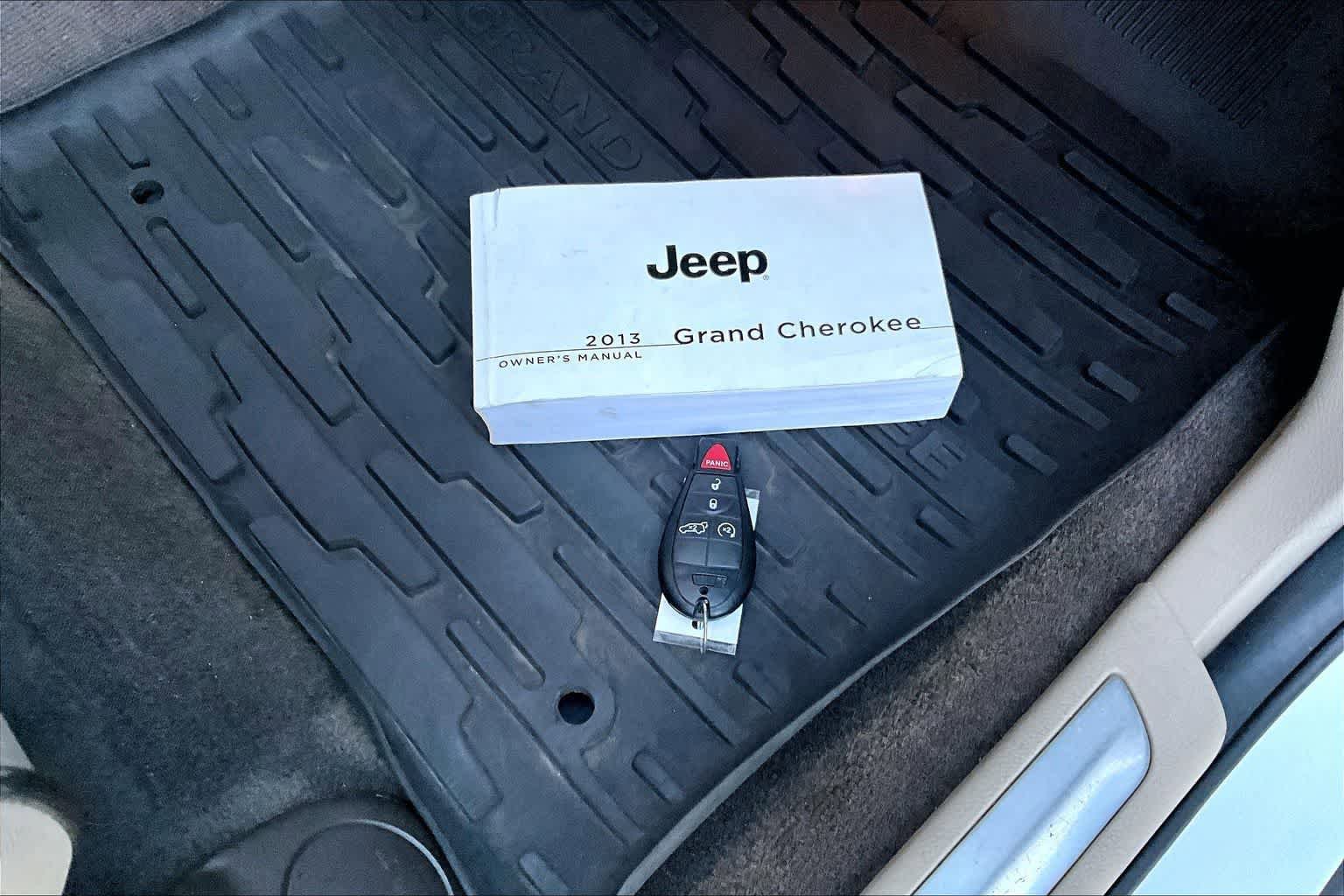Used 2013 Jeep Grand Cherokee Overland w/ Advance Technology Group AWD/4WD image 20