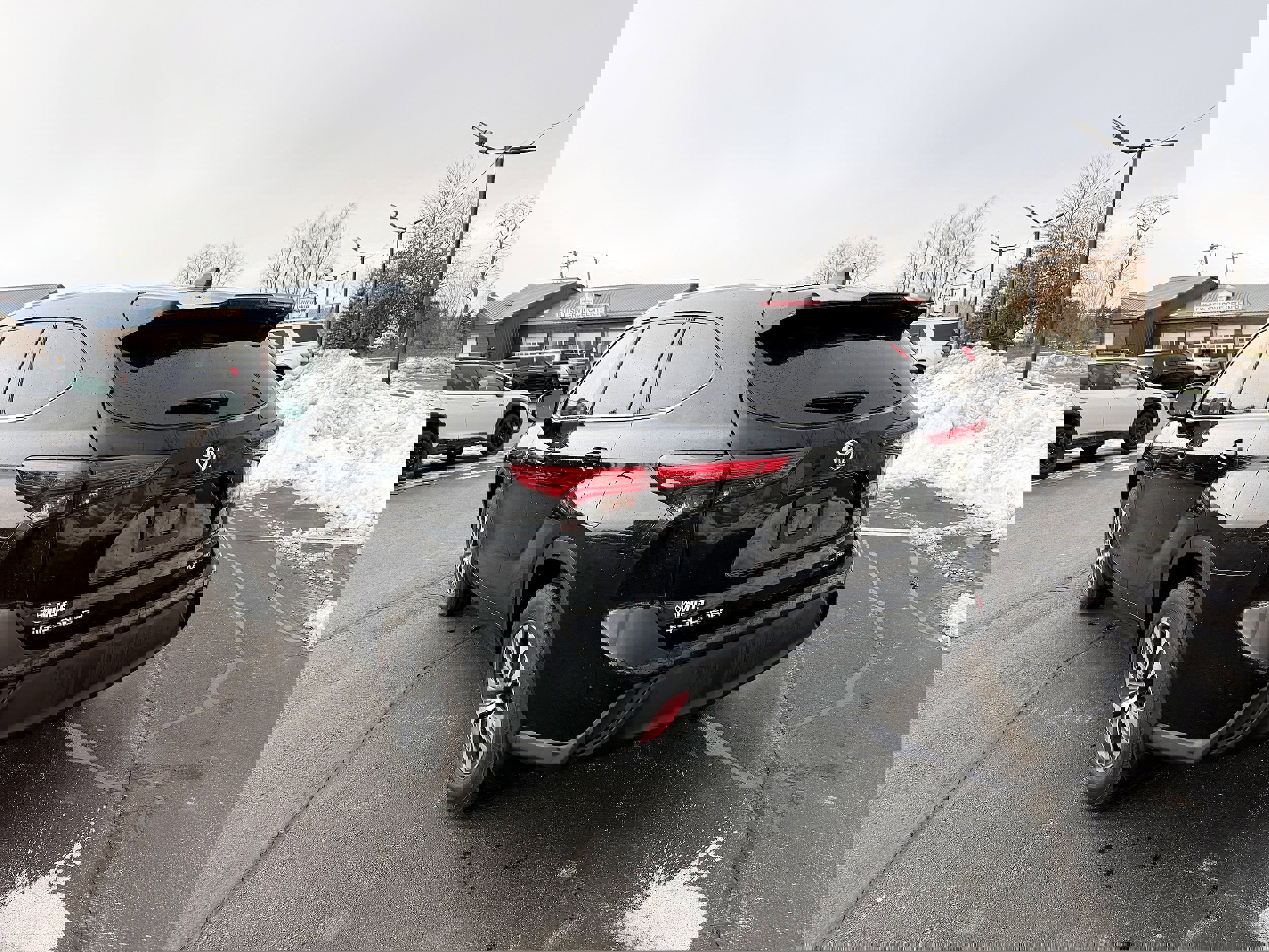 Used 2021 Toyota Highlander XLE image 7