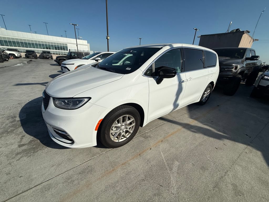 Used 2026 Chrysler Pacifica Select FWD image 1