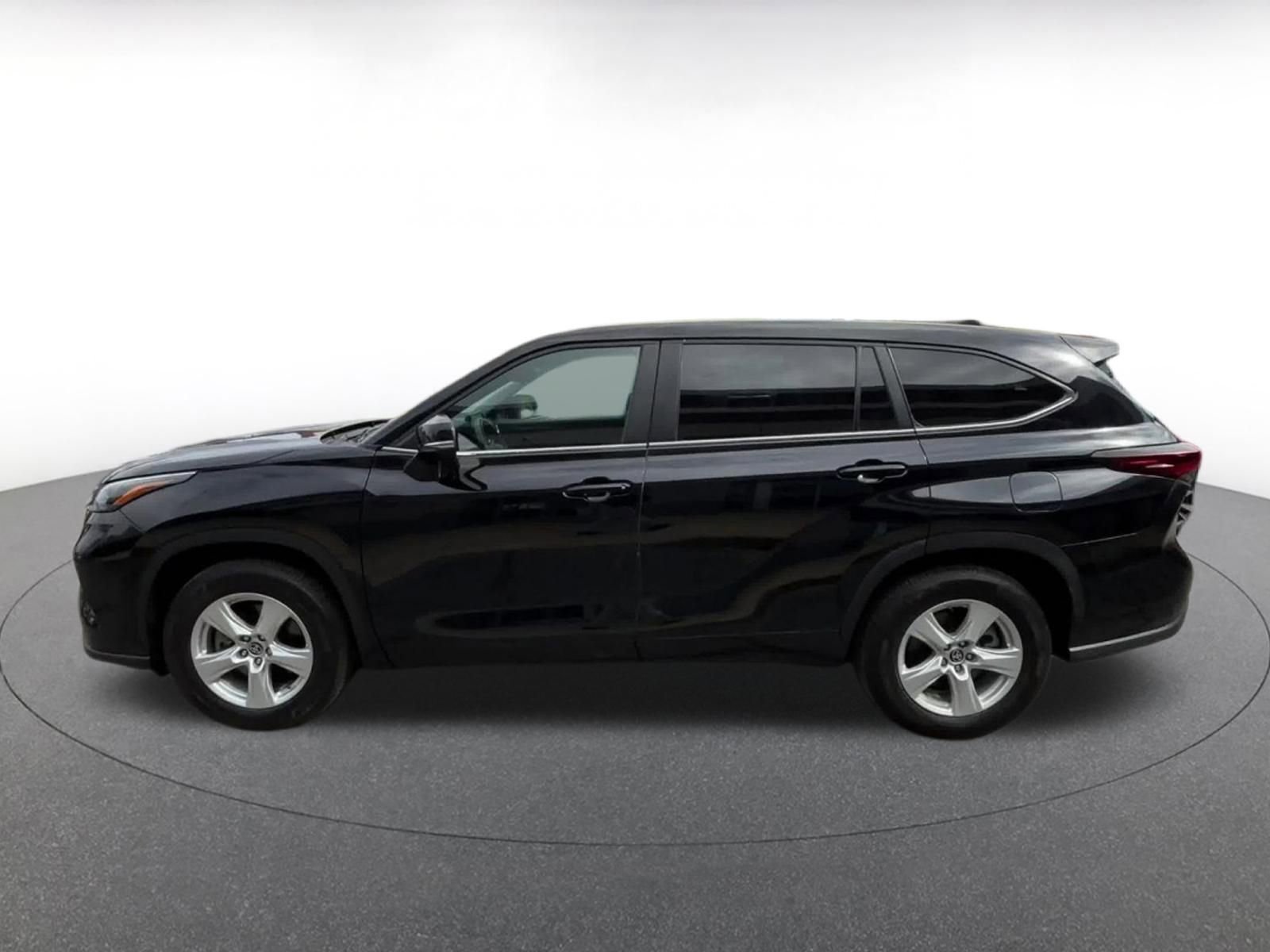 Used 2025 Toyota Highlander LE image 13
