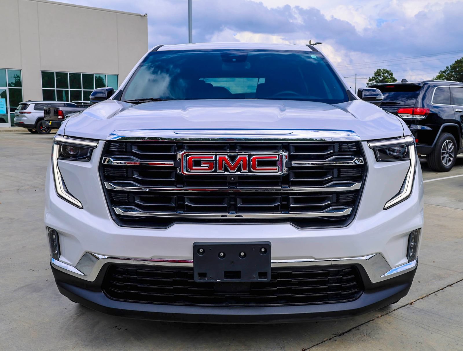 Used 2024 GMC Acadia Elevation w/ Luxury Package FWD image 3