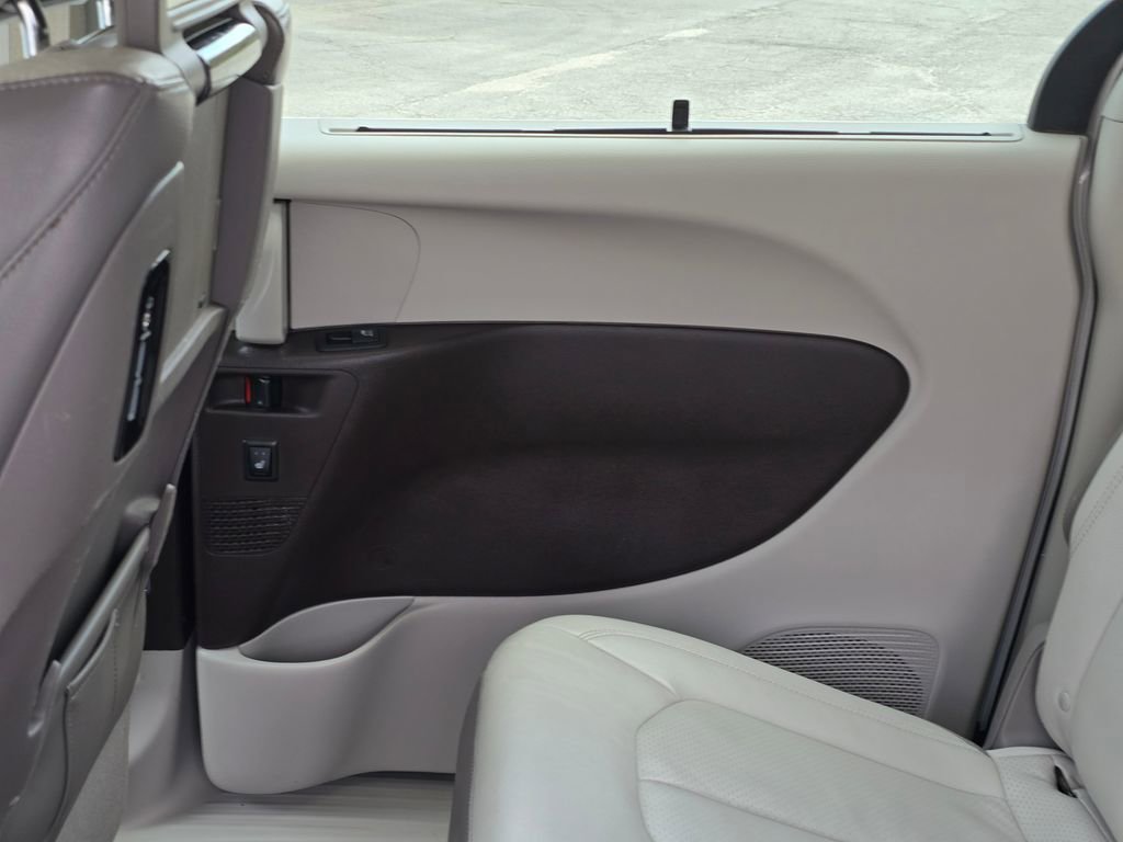 Used 2017 Chrysler Pacifica Touring-L Plus image 48