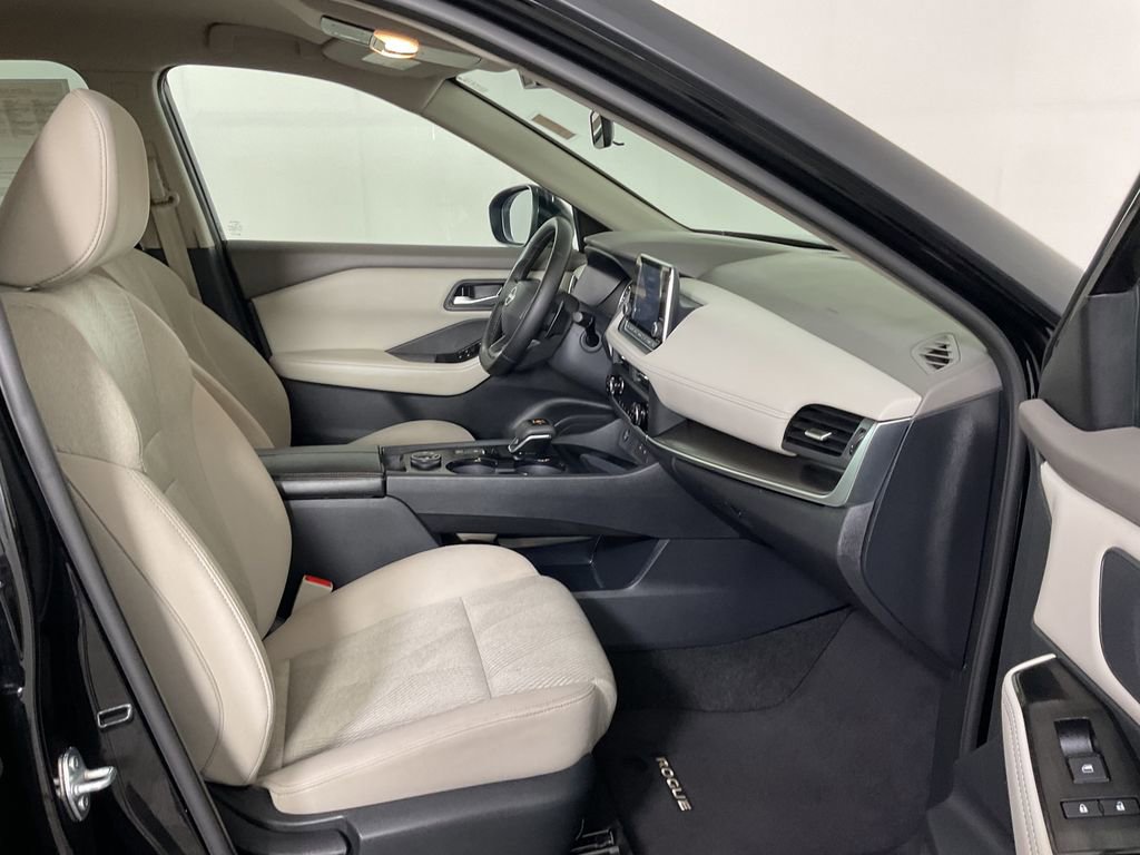Used 2025 Nissan Rogue SV image 24