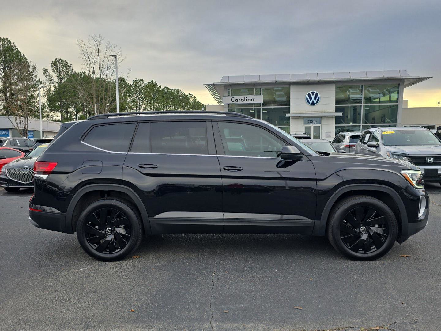 Certified 2025 Volkswagen Atlas SE image 4