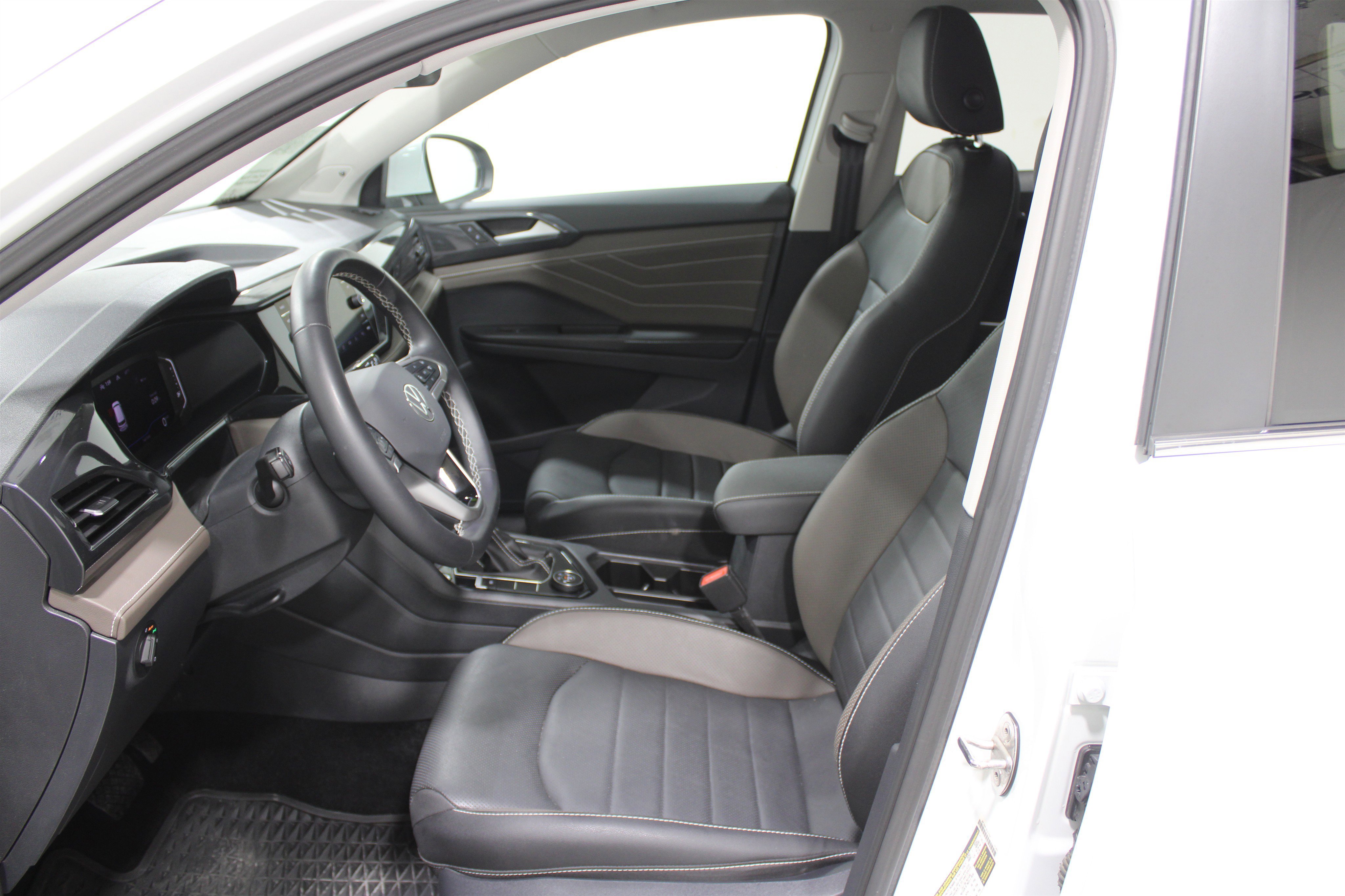 Used 2024 Volkswagen Taos SEL image 3