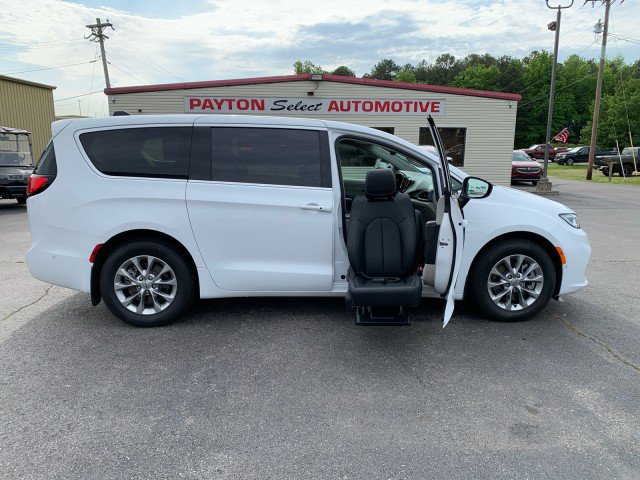 Used 2024 Chrysler Pacifica Touring-L AWD/4WD image 1