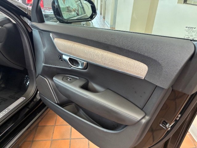 Used 2023 Volvo S90 B6 Plus image 28