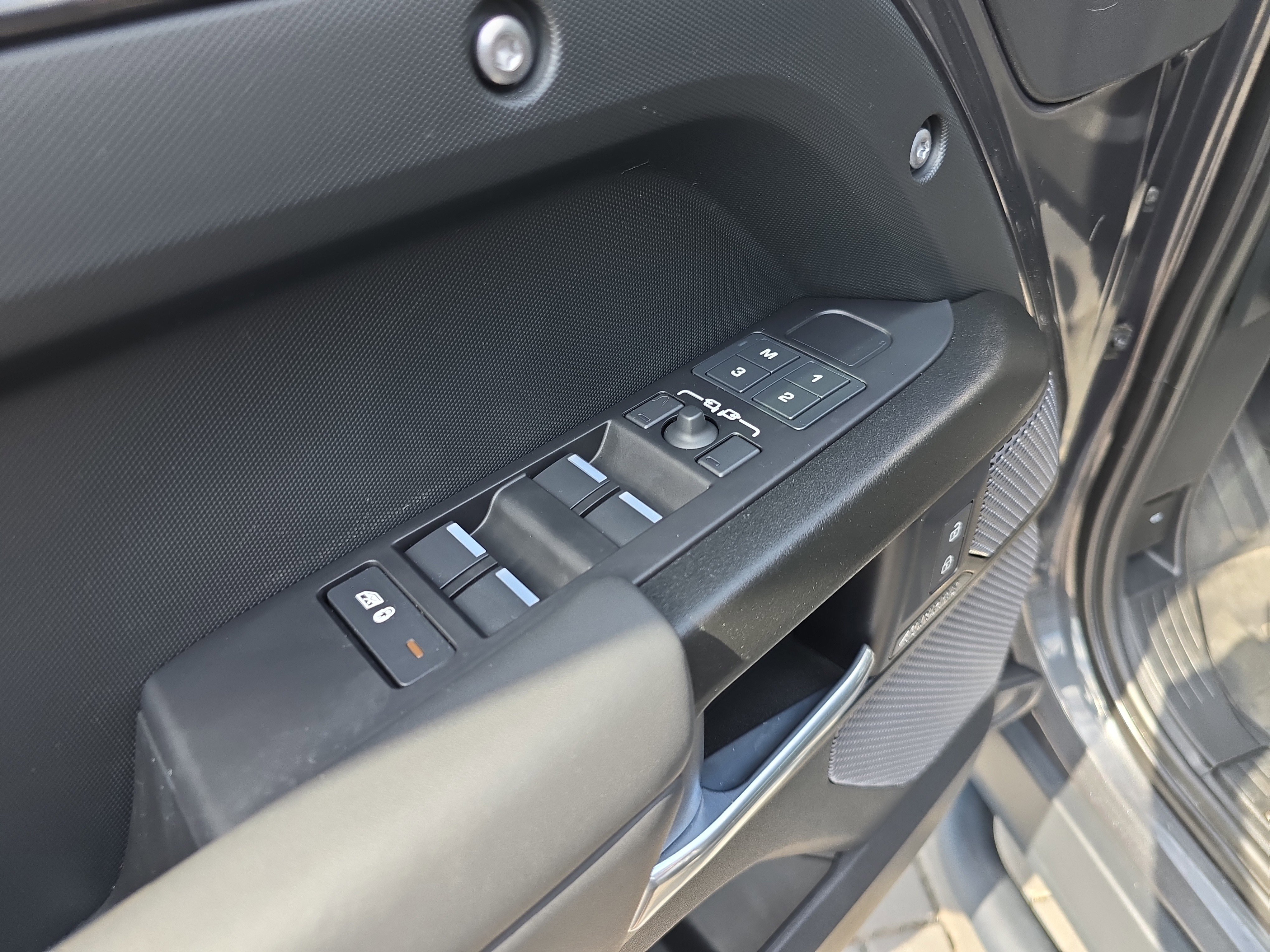 Used 2024 Land Rover Defender 110 Carpathian Edition image 20