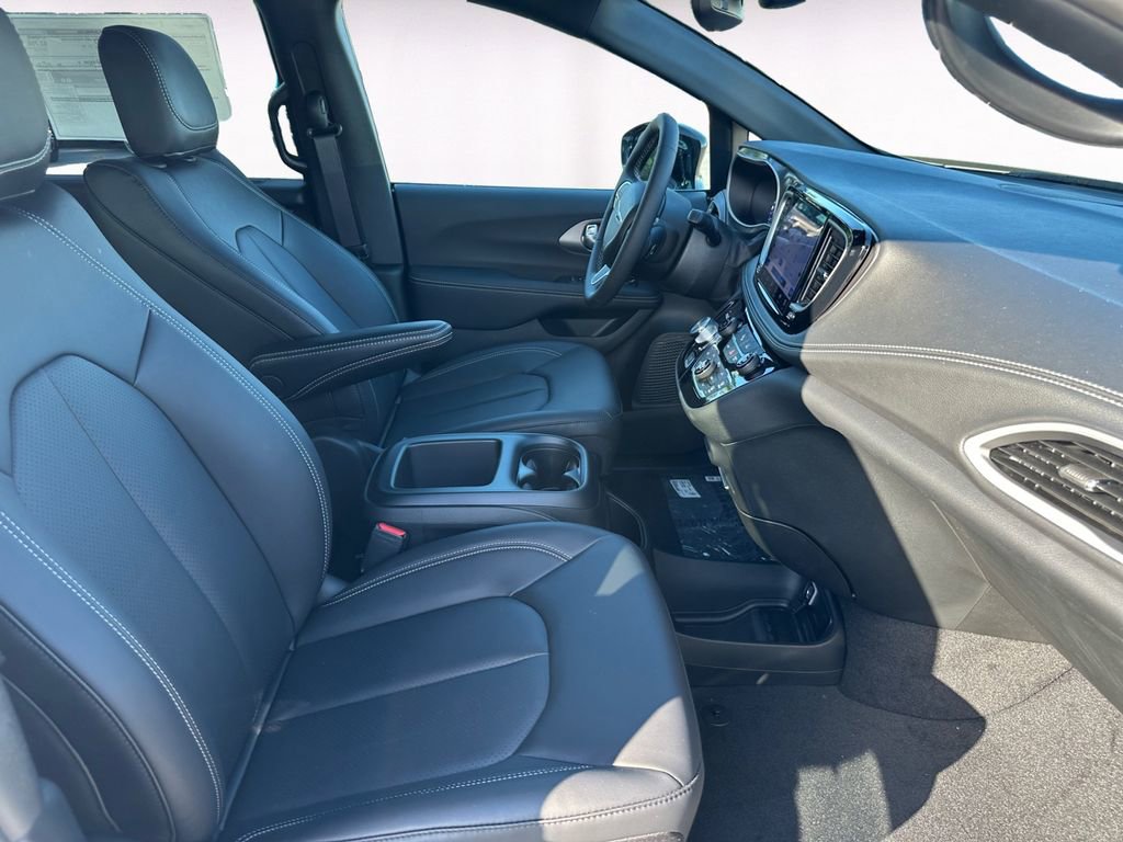 New 2026 Chrysler Pacifica Select image 15