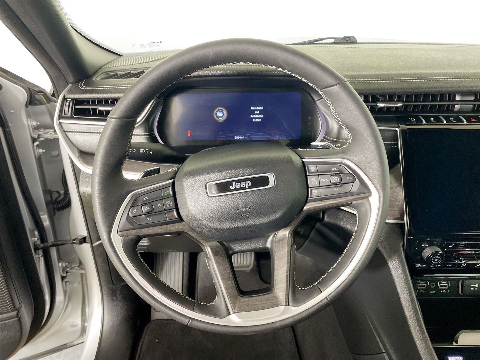 Used 2024 Jeep Grand Cherokee Limited w/ Black Appearance Package AWD/4WD image 18