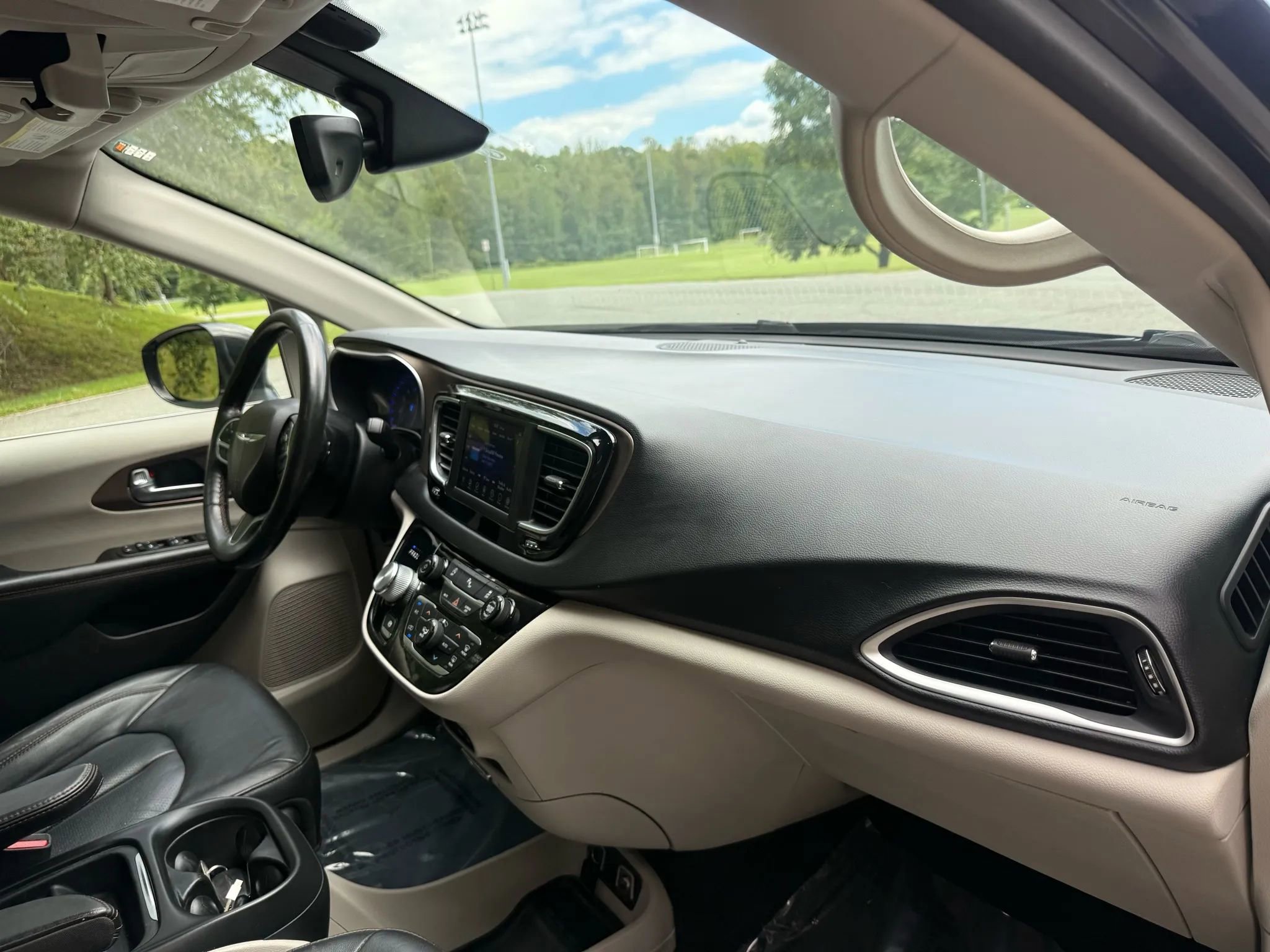 Used 2019 Chrysler Pacifica Touring-L FWD image 17
