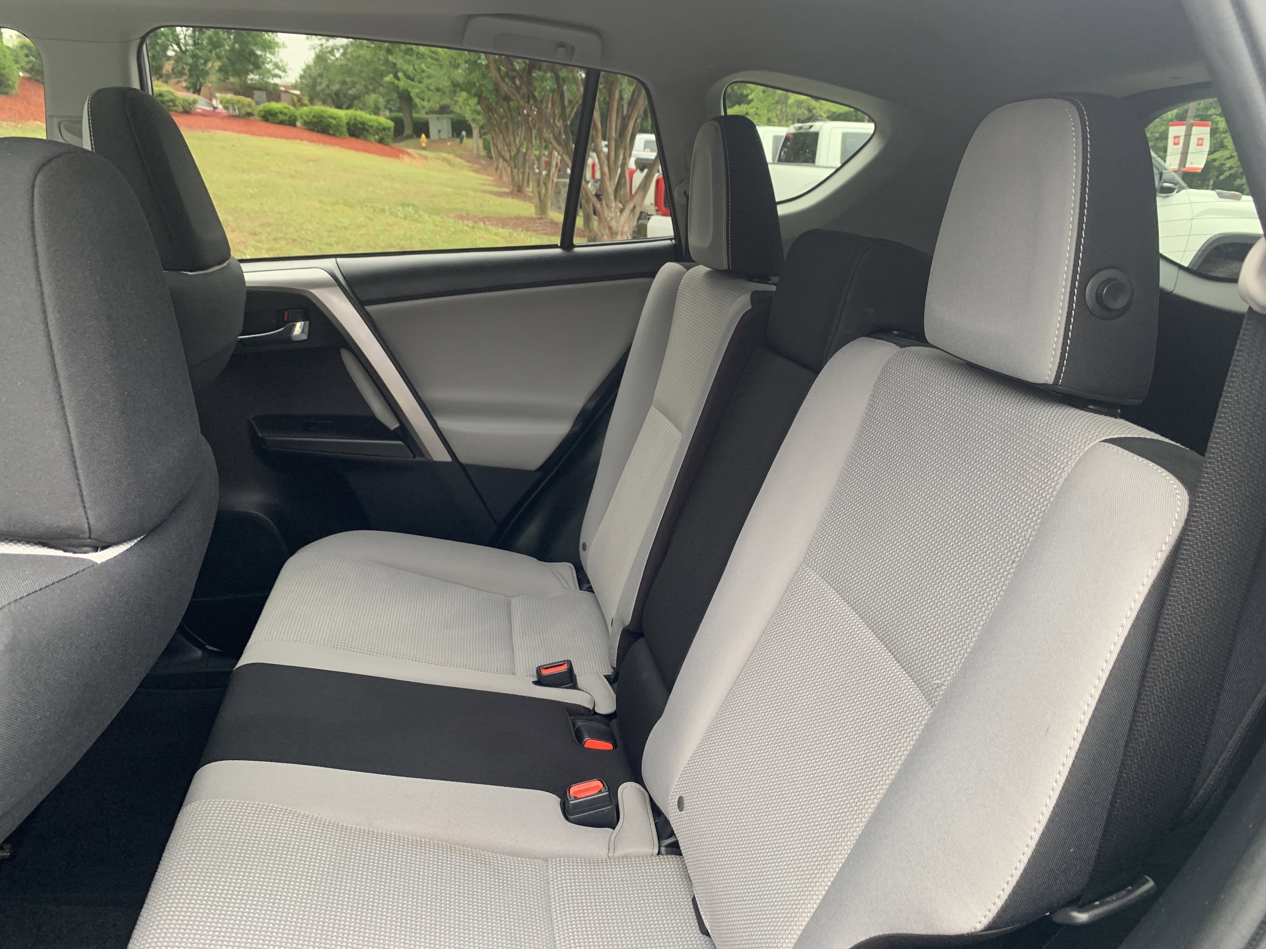 Used 2018 Toyota RAV4 XLE FWD image 11